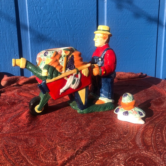 VTG ‘Gardener & Wheelbarrow’ Teapot Cardinal Inc - Picture 6 of 7